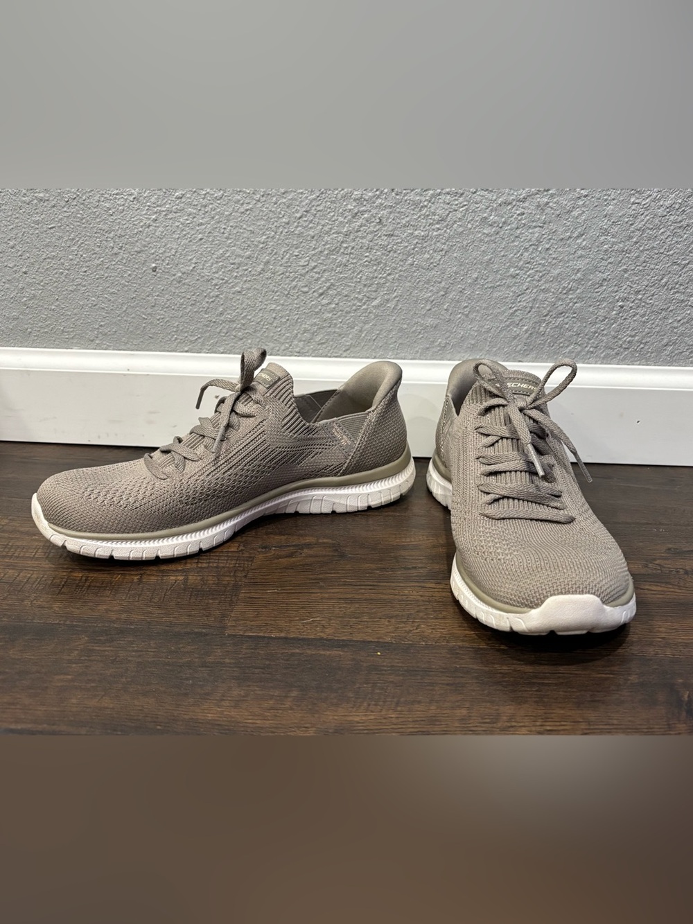 Skechers Hands free swift fit memory foam sneakers tan